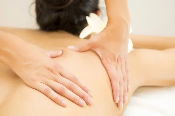 Jovem mulher fazendo uma massagem — Fotografia de Stock