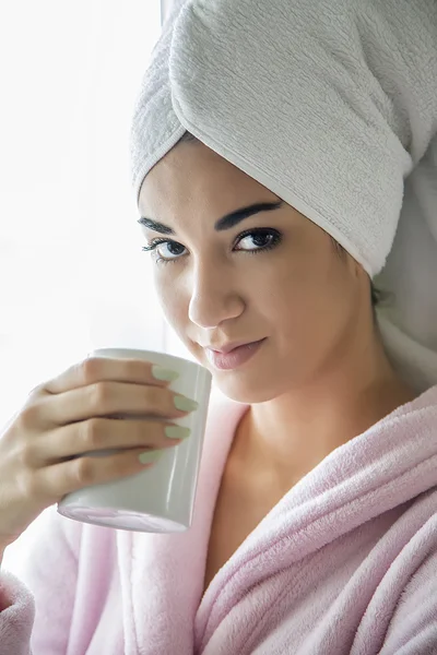 Mujer joven tomando un café de la mañana — Foto de Stock