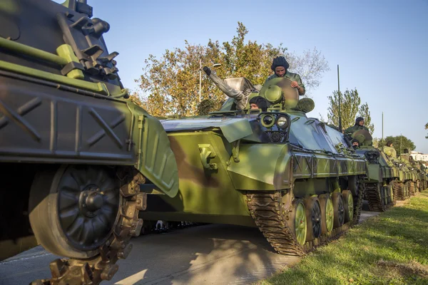 Pěchoty a bojových vozidel srbských ozbrojených sil — Stock fotografie