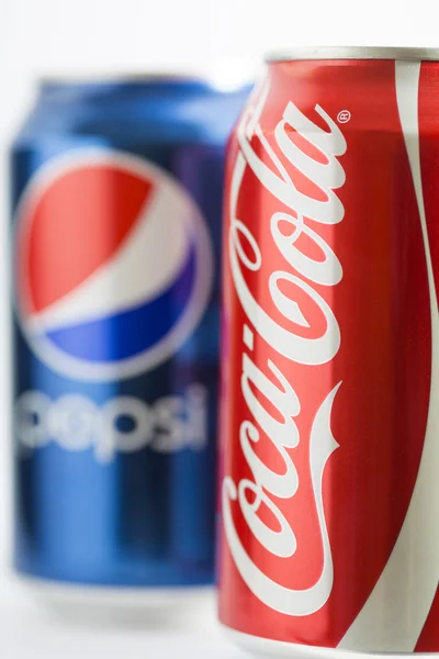 Банки Пепси и Кока-Кола — стоковое фото