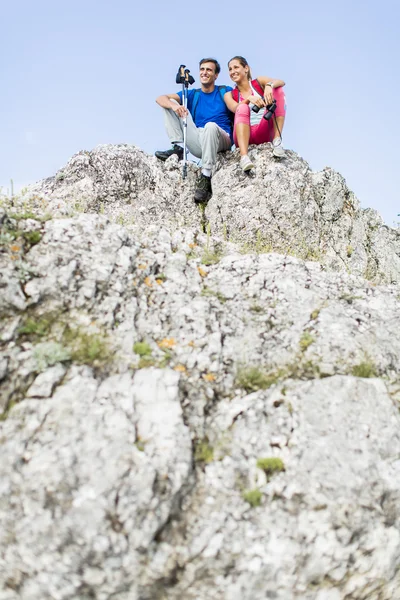 Jong koppel wandelen op de berg — Stockfoto