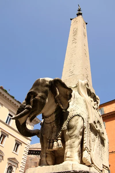 Обелиск Санта-Мария-Сопра-Минерва в Риме — стоковое фото