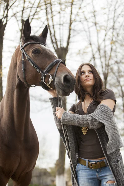 Chica joven con un caballo — Foto de Stock