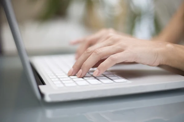 Young woman working on a laptop — Stock Photo, Image