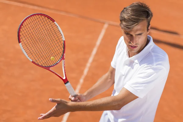 Mladý muž hraje tenis — Stock fotografie