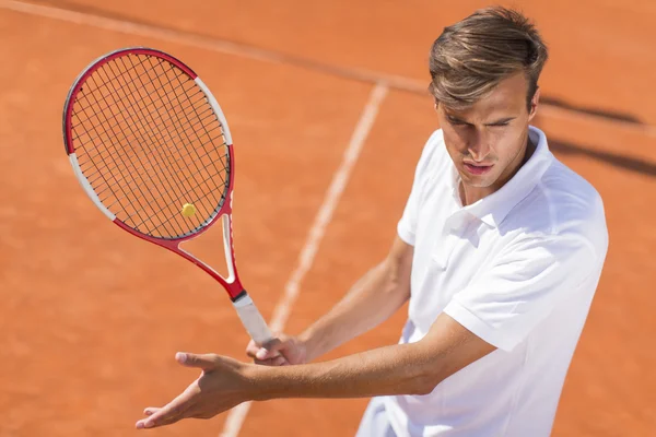 Ung man spelar tennis — Stockfoto