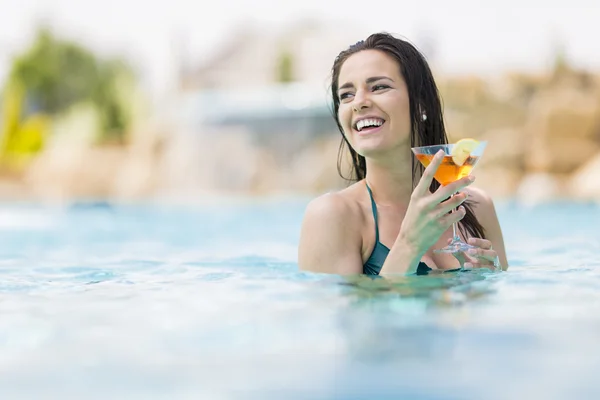 Mooie jonge vrouw in het zwembad — Stockfoto