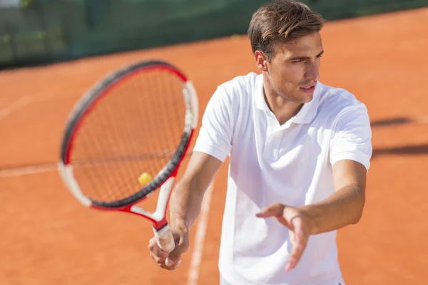 Joven hombre jugando tenis — Foto de Stock