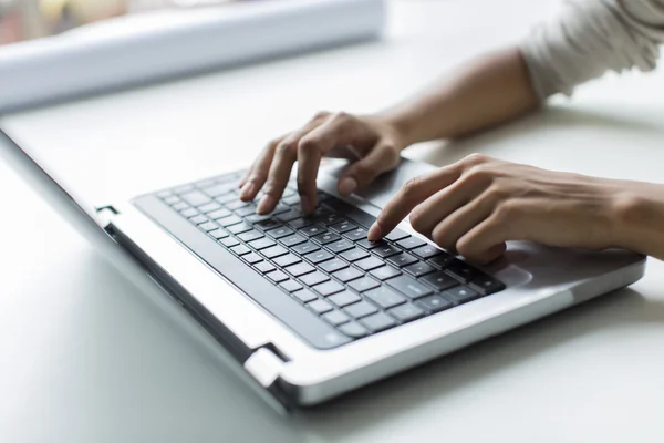 Young woman working on laptop — Stock Photo, Image