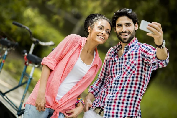 Pareja joven tomando fotos con teléfono móvil —  Fotos de Stock