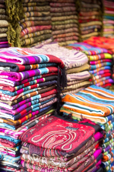 Telas en el mercado en Fez, Marruecos — Foto de Stock