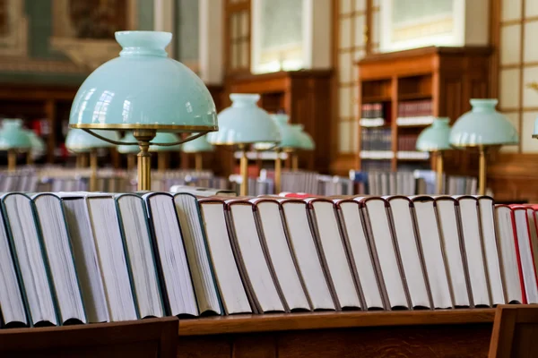 Böcker i biblioteket — Stockfoto