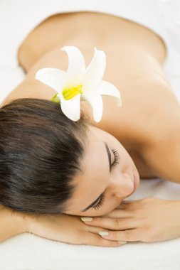 Genç bayan masaj yaptırıyor.