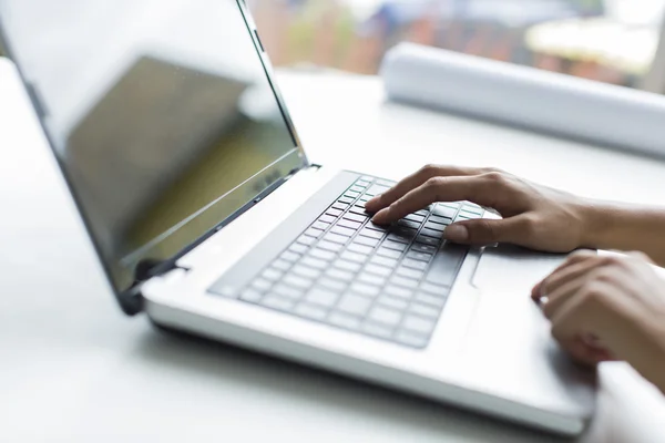 Young woman working on laptop — Stock Photo, Image