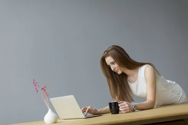 办公室里有手提电脑的年轻女人 — 图库照片