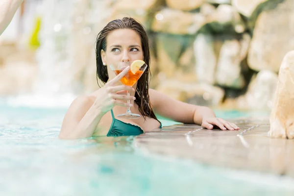 Pretty young woman in the pool — Stock Photo, Image