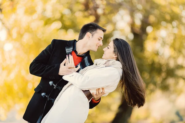 Jovem casal no parque de outono — Fotografia de Stock