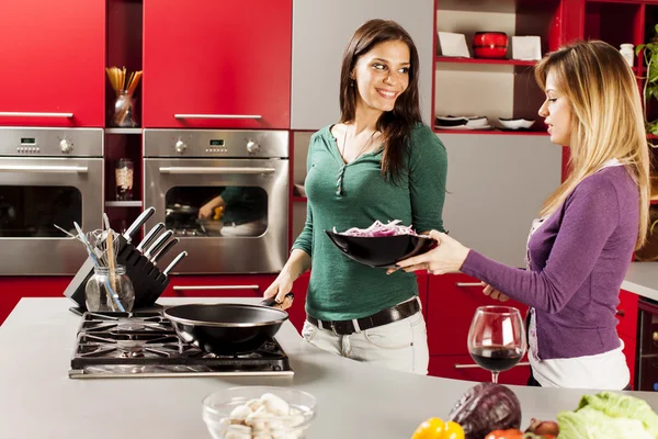 Mujeres jóvenes en la cocina —  Fotos de Stock