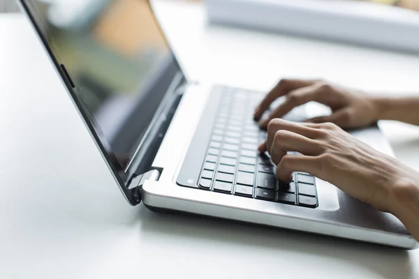 Young woman working on laptop — Stock Photo, Image