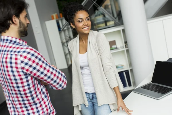 Junge Leute im Büro — Stockfoto