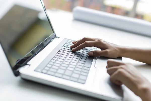 Young woman working on laptop — Stock Photo, Image