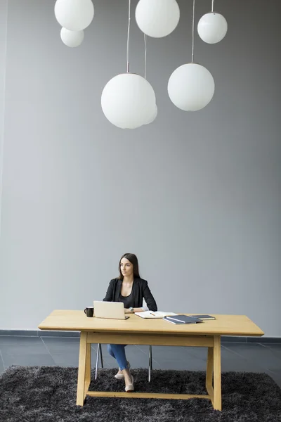 Junge Frau im Büro — Stockfoto