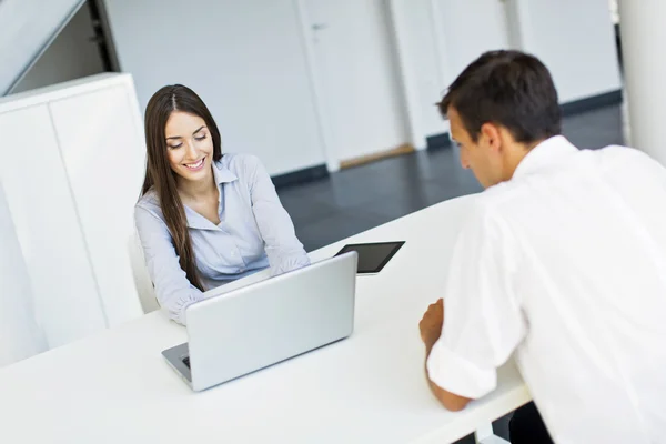 Les jeunes dans le bureau — Photo