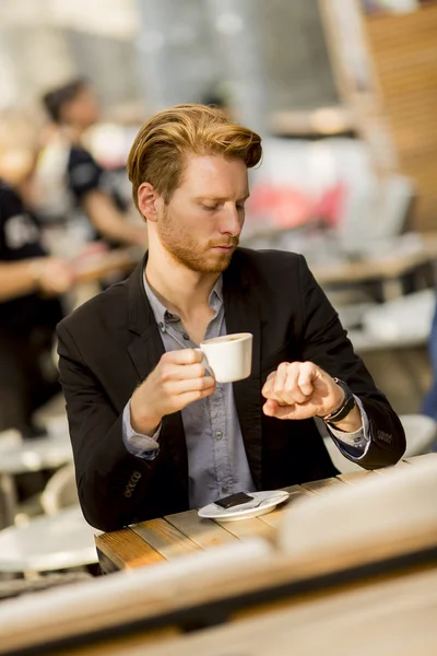 Joven hombre de negocios en el café —  Fotos de Stock