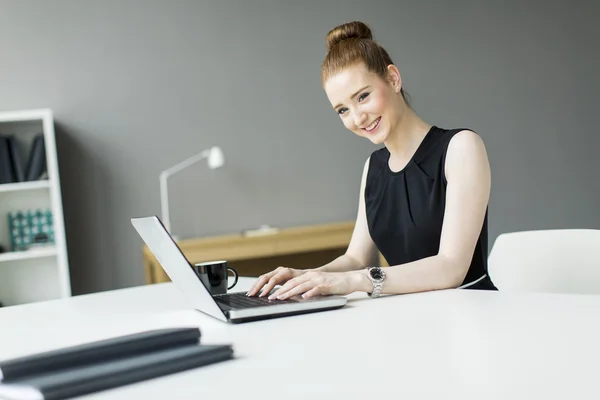 Junge Frau im Büro — Stockfoto