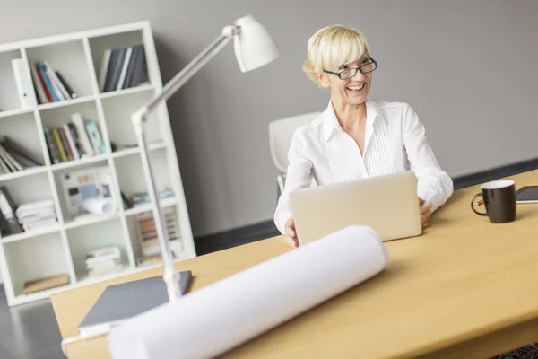 Vrouw die op kantoor werkt — Stockfoto