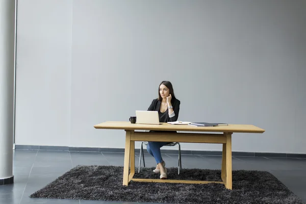 Junge Frau im Büro — Stockfoto