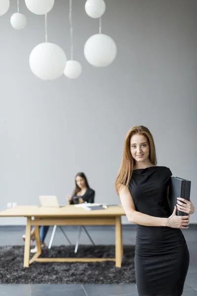 Jeunes femmes dans le bureau — Photo