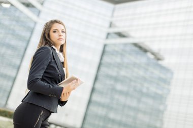 tablet ile genç iş kadını