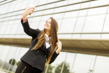 Cep telefonu ile bir selfi alarak genç kadın