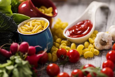 Masada taze yemek var.