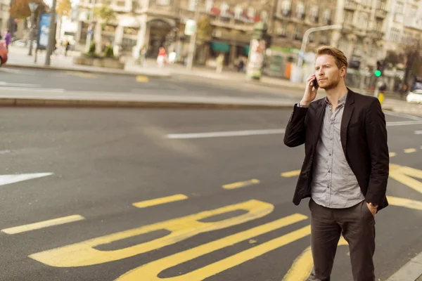 Junger Mann mit Handy auf der Straße — Stockfoto