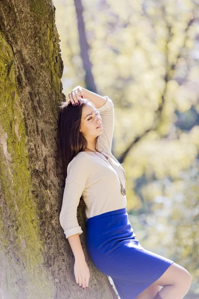 Mujer joven en bosque de otoño — Foto de Stock