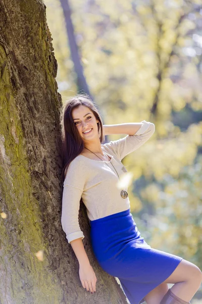 Jeune femme dans la forêt d'automne — Photo