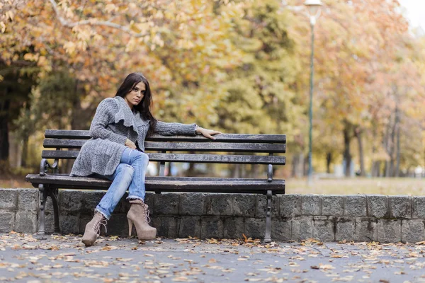 Young woman on the bench — Stock Photo, Image