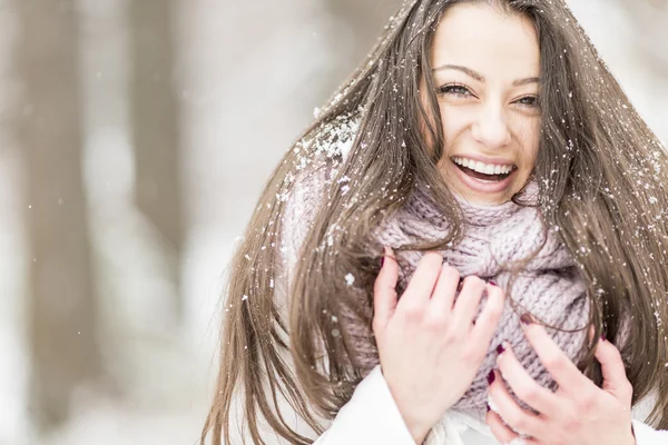 Jonge vrouw op winter — Stockfoto