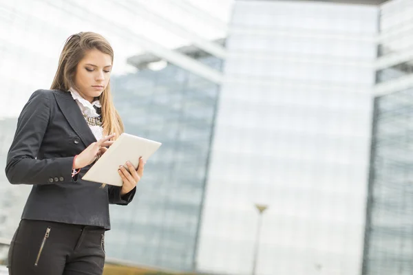 Jonge zakenvrouw met Tablet PC — Stockfoto