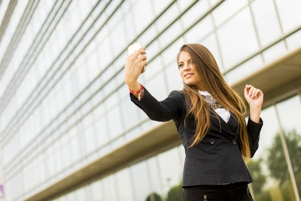 Giovane donna che prende un selfi con il telefono cellulare — Foto Stock