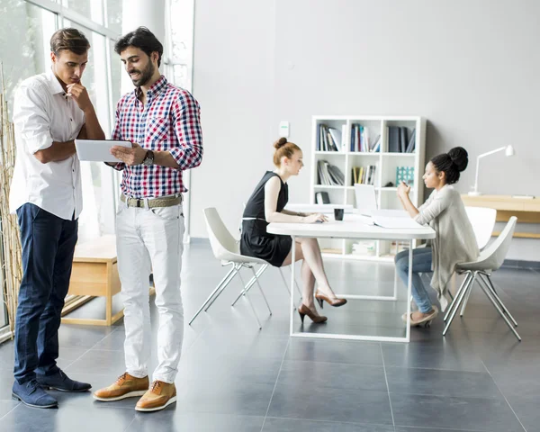 Jóvenes en la oficina — Foto de Stock