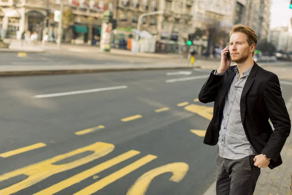 Giovane in strada con il cellulare — Foto Stock