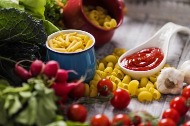 Masada taze yemek var.