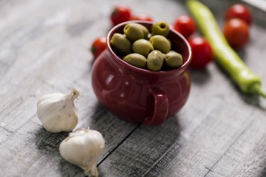 Masada taze yemek var.