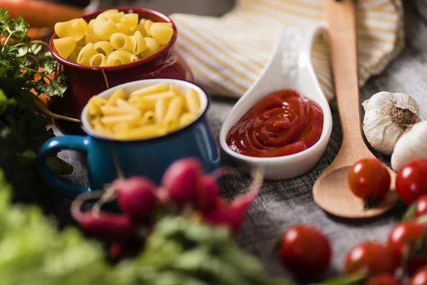 Alimentos frescos na mesa — Fotografia de Stock