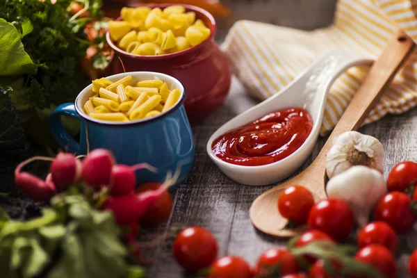 Alimentos frescos na mesa — Fotografia de Stock