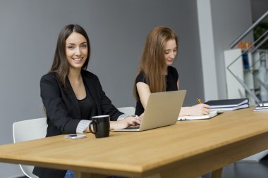 Ofisteki genç bayan.