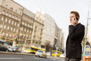 Sokaktaki cep telefonlu genç adam.